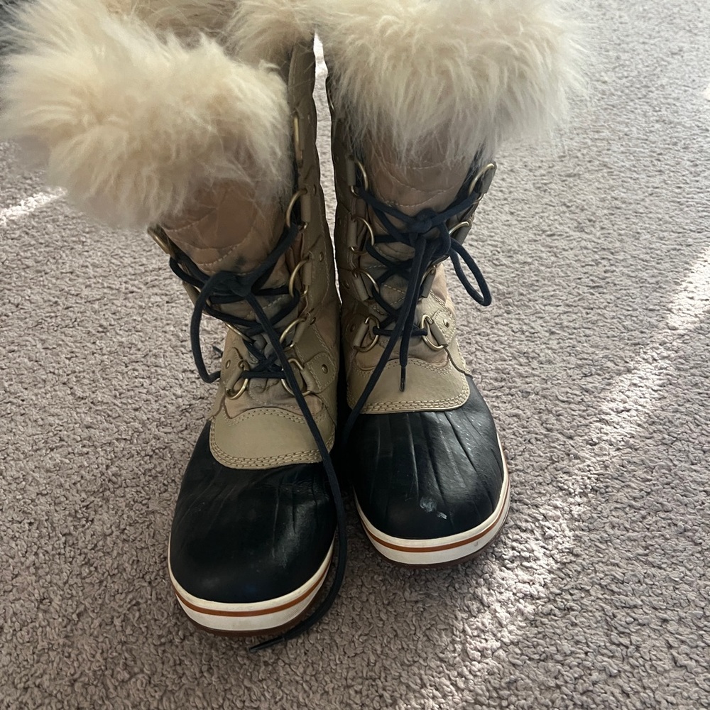 Sorel Black and Tan Fur-Trimmed Winter Boots